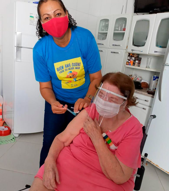 Professora comemora 91 anos com vacina contra covid-19; 'presente de Deus'