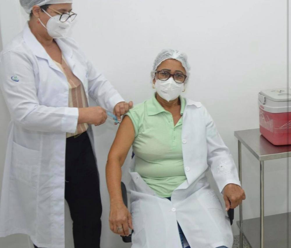 Técnica de enfermagem de 56 anos é a primeira vacinada em Itanagra