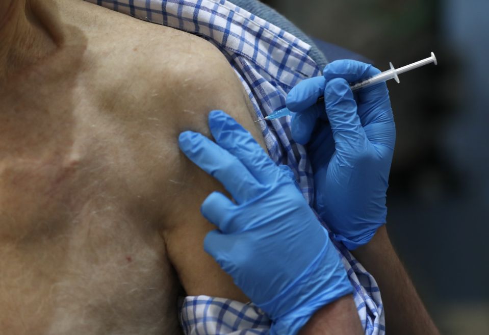 Com poucas doses, estados restringem público-alvo definido pelo Ministério de Saúde para 1ª etapa da vacinação