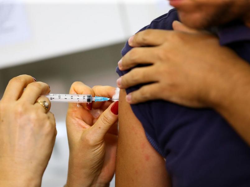 Vacina de Oxford: importante porque começa proteção com uma dose, diz cientista