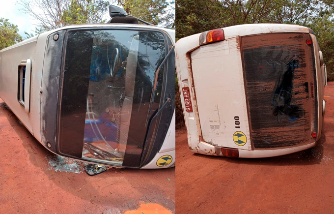 Micro-ônibus tomba após motorista passar mal na zona rural de Mata de São João 
