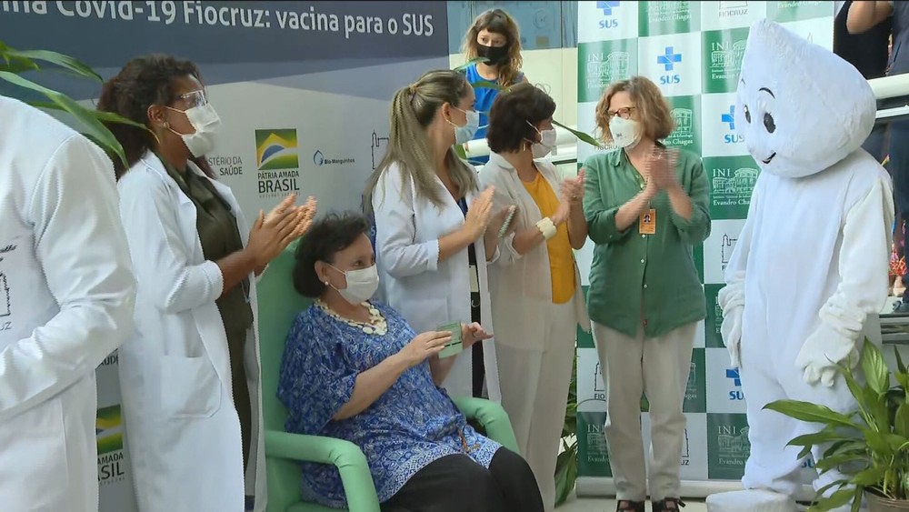Fiocruz aplica primeiras doses da vacina de Oxford no Brasil