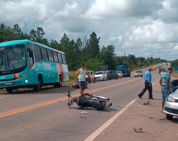 Colisão entre motocicleta e carro deixa um morto e um ferido na BA-093 