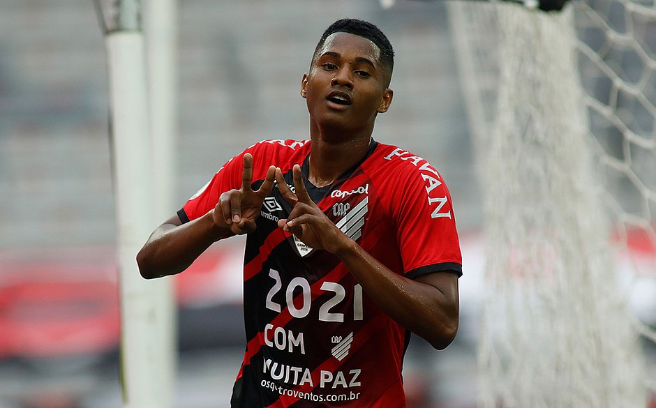 Flamengo perde para o Athletico-PR e fica mais longe da liderança
