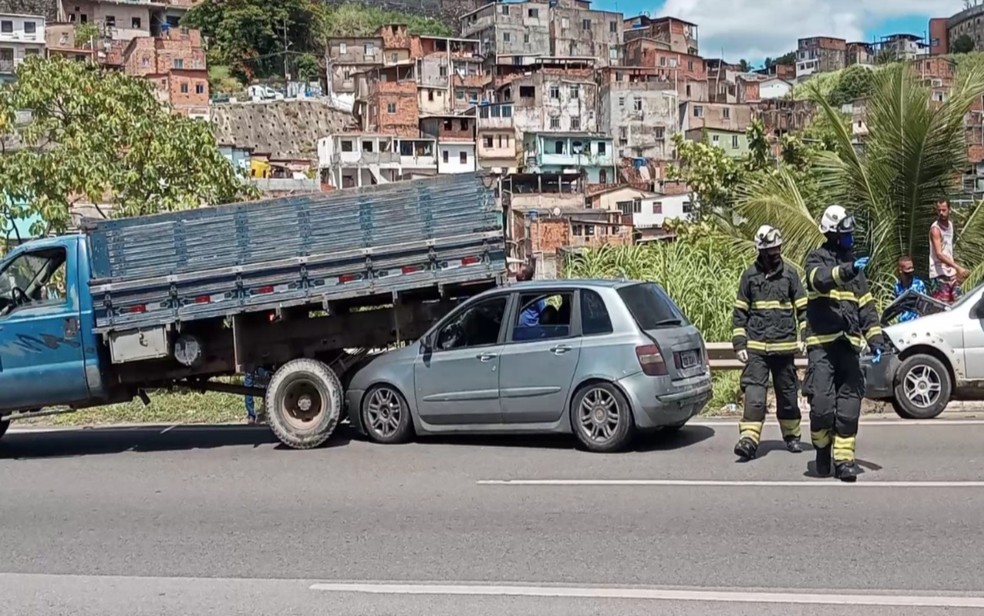 Engavetamento com ao menos sete veículos causa grande congestionamento na BR-324