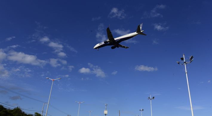 Peru volta ao lockdown e proíbe viagens ao Brasil para conter avanço da Covid-19