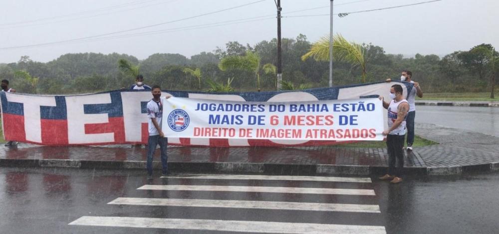 Torcedores do Bahia promovem protesto e se encontram com jogadores no CT