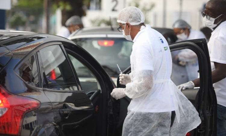 Vacinação por drive-thru para profissionais da saúde começa em Salvador