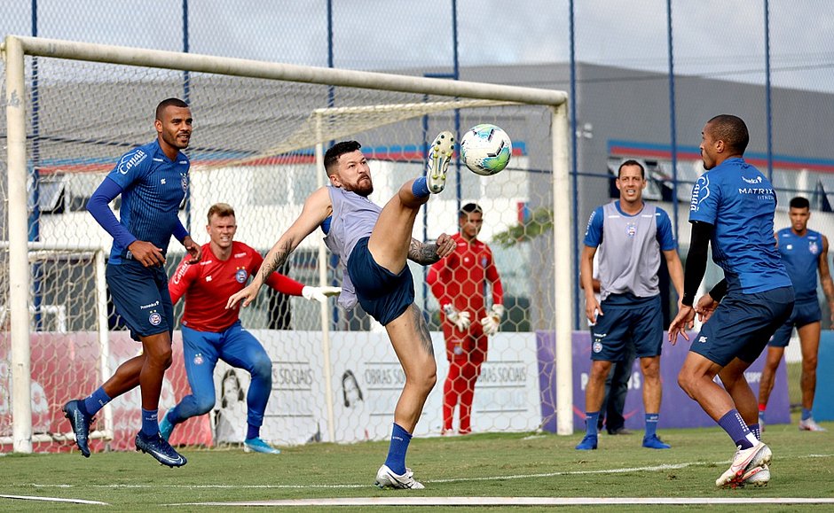 Bahia recebe Corinthians e precisa vencer para sair da zona