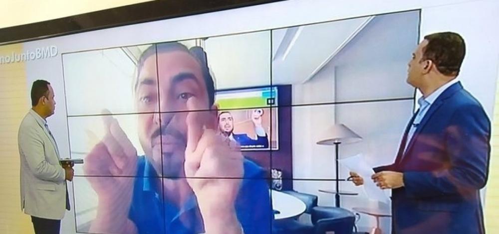 Deputado cassado bate boca em televisão e nega agressão a idoso: 'Só dei chute'