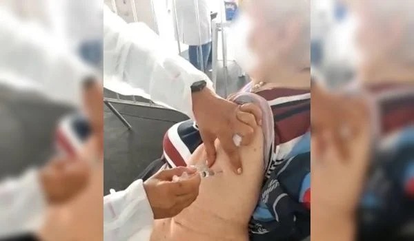 Técnica de Enfermagem é afastada após fingir vacinar idosa contra a Covid-19 
