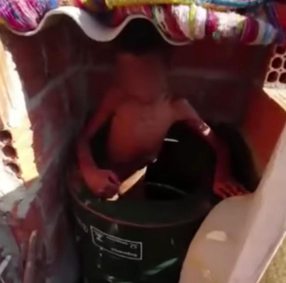 PM resgata criança mantida acorrentada em barril e prende três por tortura 