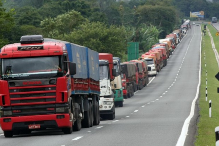Greve dos caminhoneiros tem previsão de início nesta segunda-feira