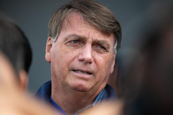 “Fique em casa é para uns; para outros, é Miami e Maracanã”, diz Bolsonaro 