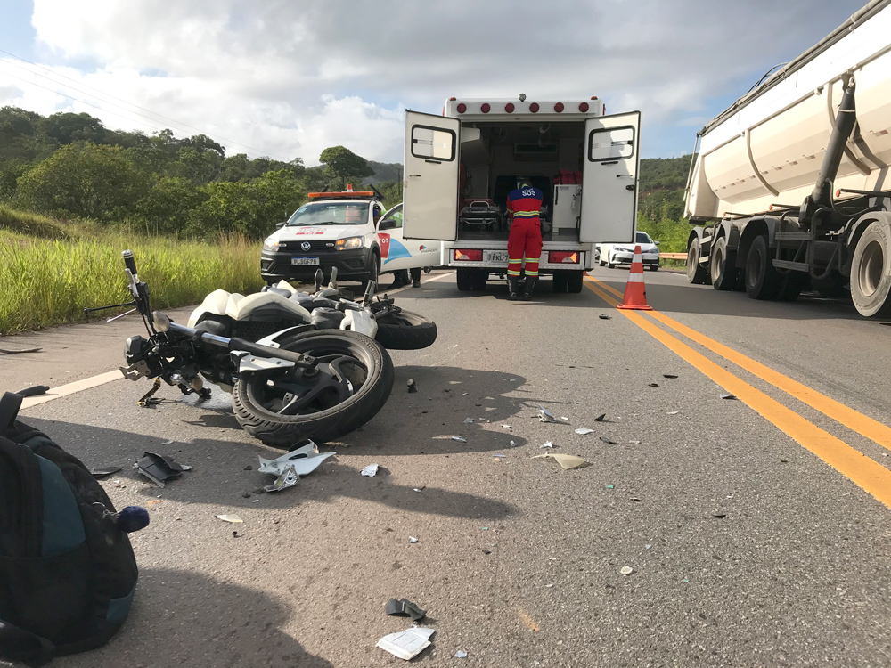 Motociclista fica ferida após atingir carro na BA-093, Mata de São João 