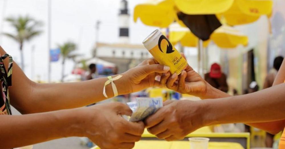 Ambev vai doar R$ 255 para ambulantes que não poderão vender cerveja no Carnaval