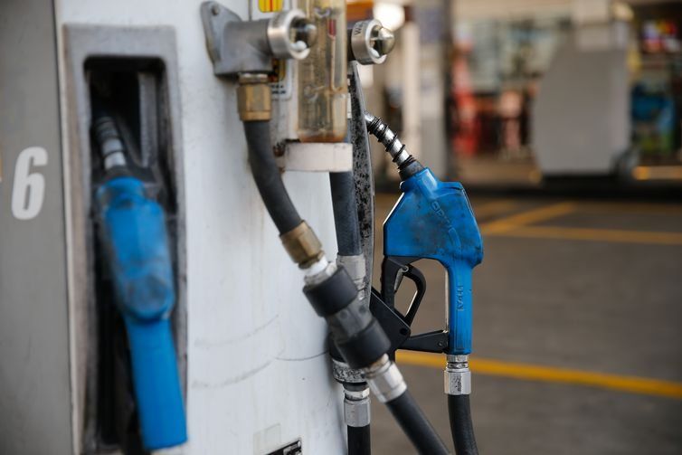 Petrobras aumenta gasolina em 8,2% e diesel em 6,2%; gás de cozinha sobe 5,1%