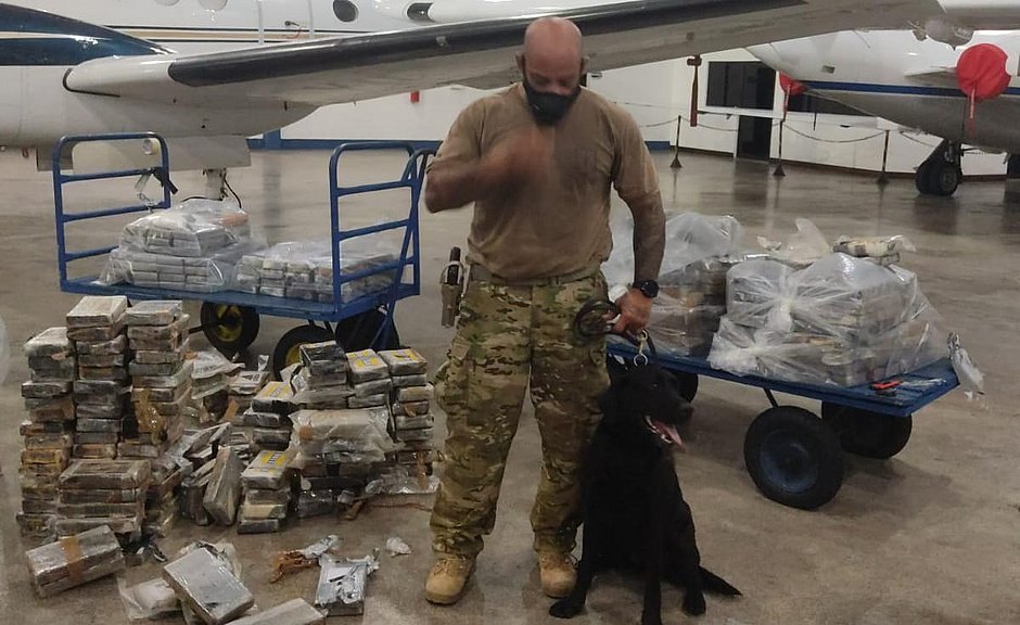Meia tonelada de cocaína é encontrada em avião no aeroporto de Salvador