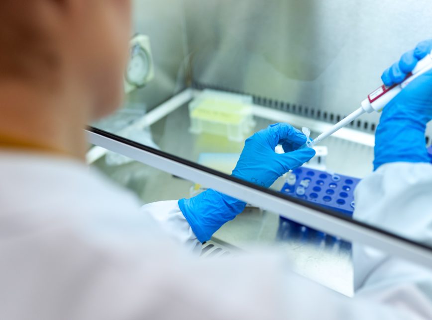 Variante varrerá o mundo e luta contra Covid pode levar 10 anos, diz cientista