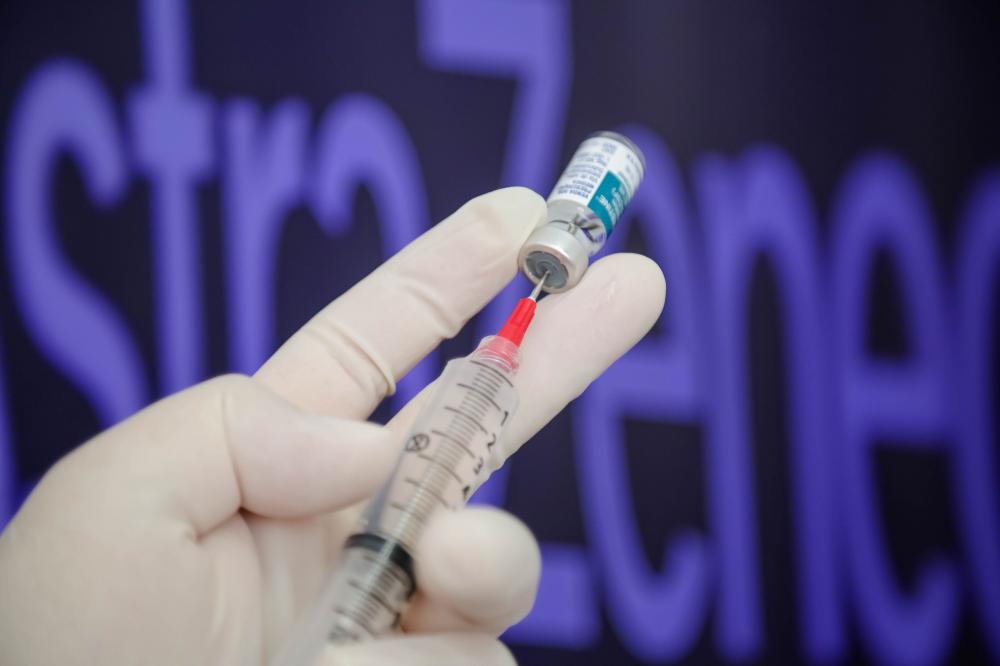 Vacina adaptada para as variantes da Covid deve demorar até 9 meses, diz AstraZeneca