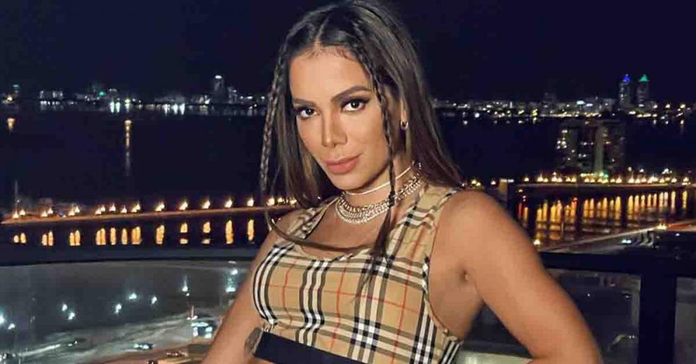 Anitta chega em ilha para estrear reality show