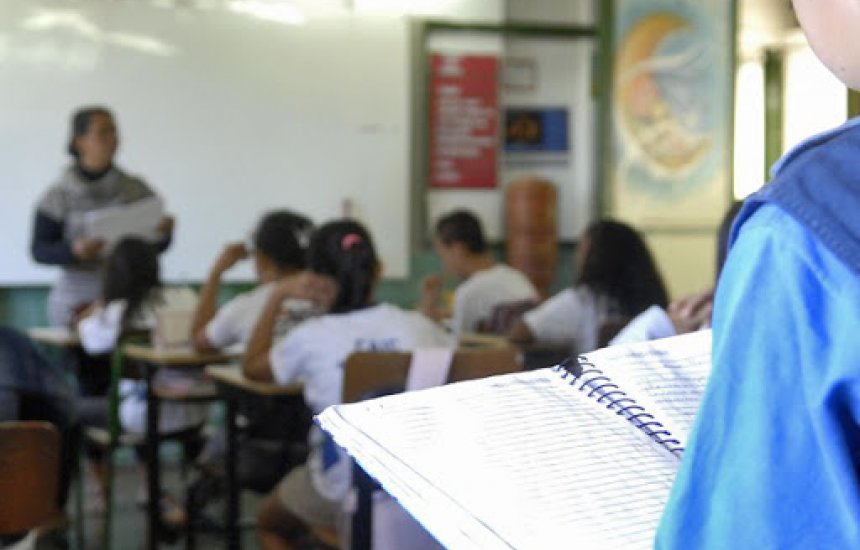 Governo deseja incluir profissionais da educação em grupo prioritário para vacinação contra Covid