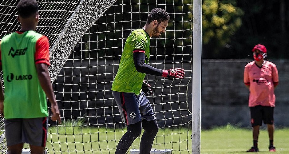 Por imbróglio na renovação, Ronaldo é cortado da estreia do Vitória