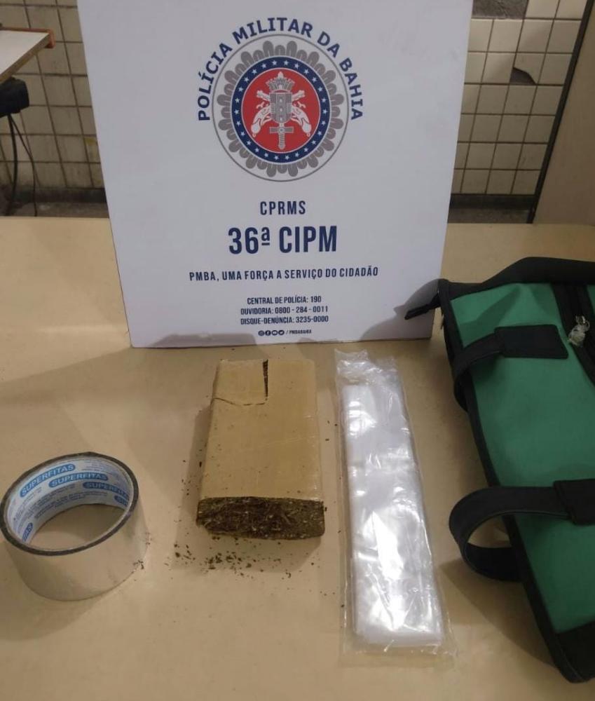 Mulher é presa após ser flagrada com cerca de 1 kg de maconha em Dias d’Ávila 