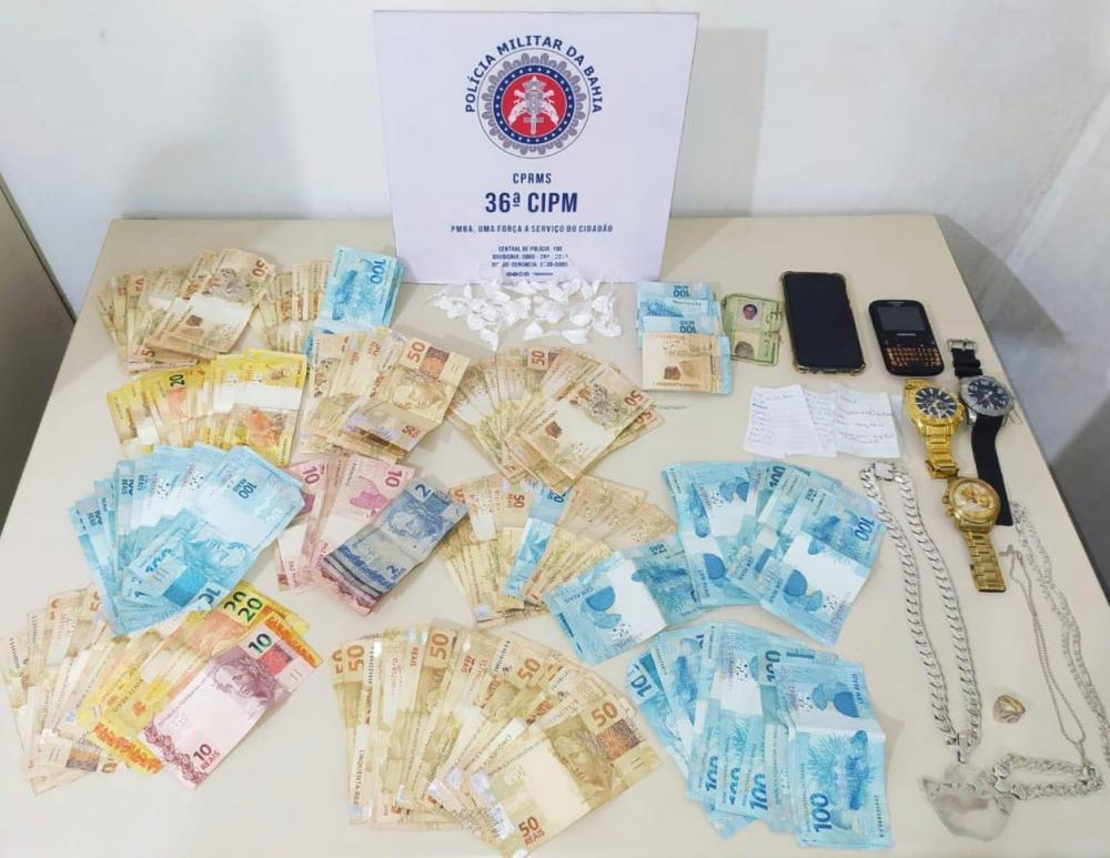Dono de bar é preso com 23 papelotes de cocaína e R$ 16 mil em Dias d'Ávila