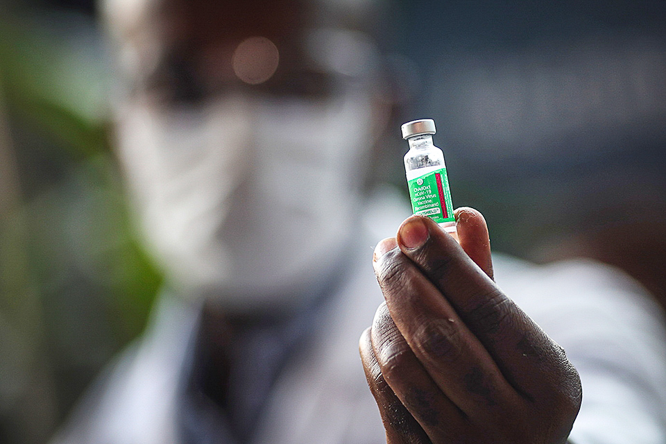 Vacina pode ser adaptada a variantes em 2 meses, diz infectologista da Fiocruz