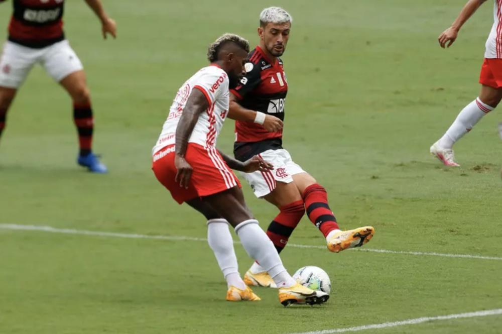 Flamengo vence o Inter de virada e fica perto do bicampeonato brasileiro