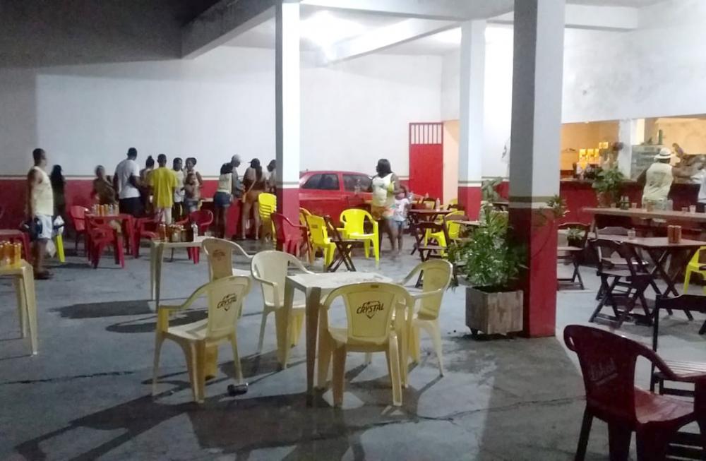 Polícia Municipal encerra evento em bar com mais de 100 pessoas no litoral 
