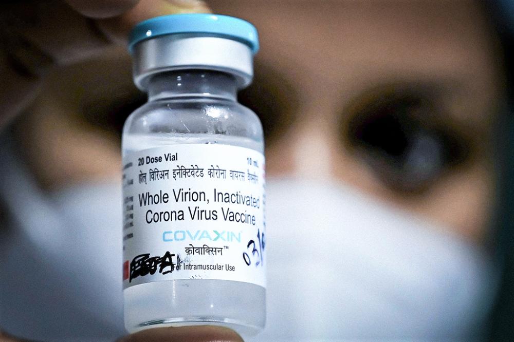 Esperada por governo e clínicas, vacina indiana ainda depende de aval da Anvisa