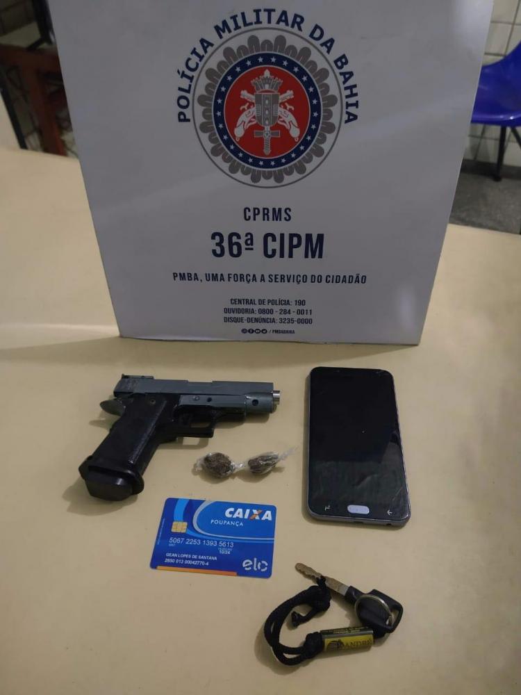 Dupla é presa com moto roubada e simulacro de pistola em Dias d ‘Ávila