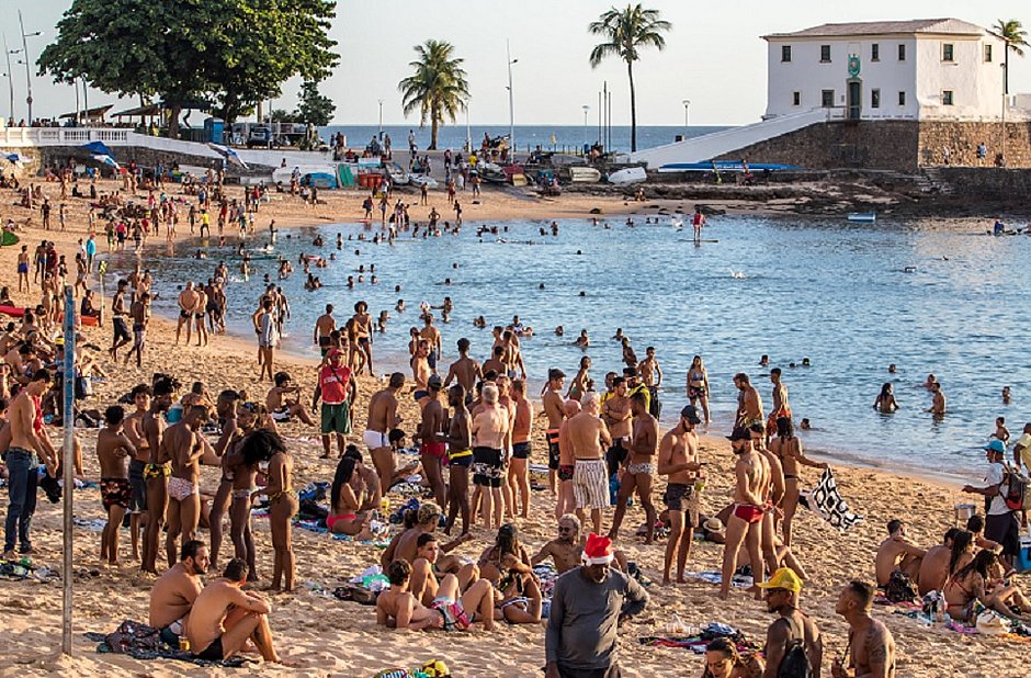 Banhistas lotam Porto da Barra um dia antes da interdição das praias