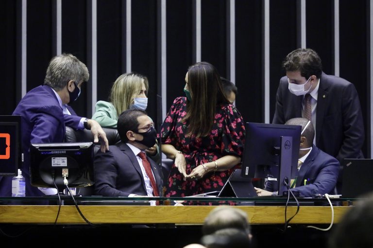 Sem acordo, Câmara adia votação da PEC da Imunidade