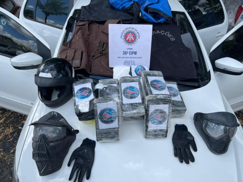 Mais de 18kg de cocaína e coletes balísticos são apreendidos pela PM em Dias d’Ávila