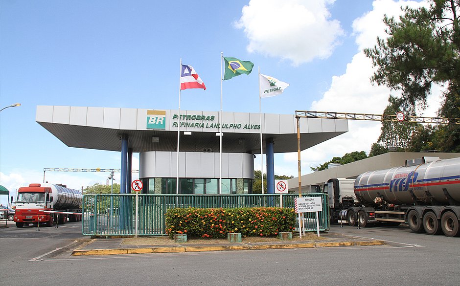 Petroleiros denunciam surto de covid-19 na refinaria Landulpho Alves
