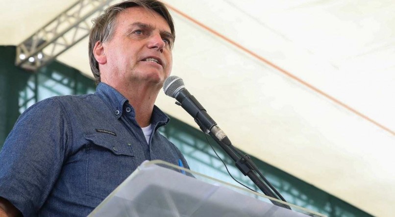 Bolsonaro critica restrições e diz que governadores devem pagar auxílio