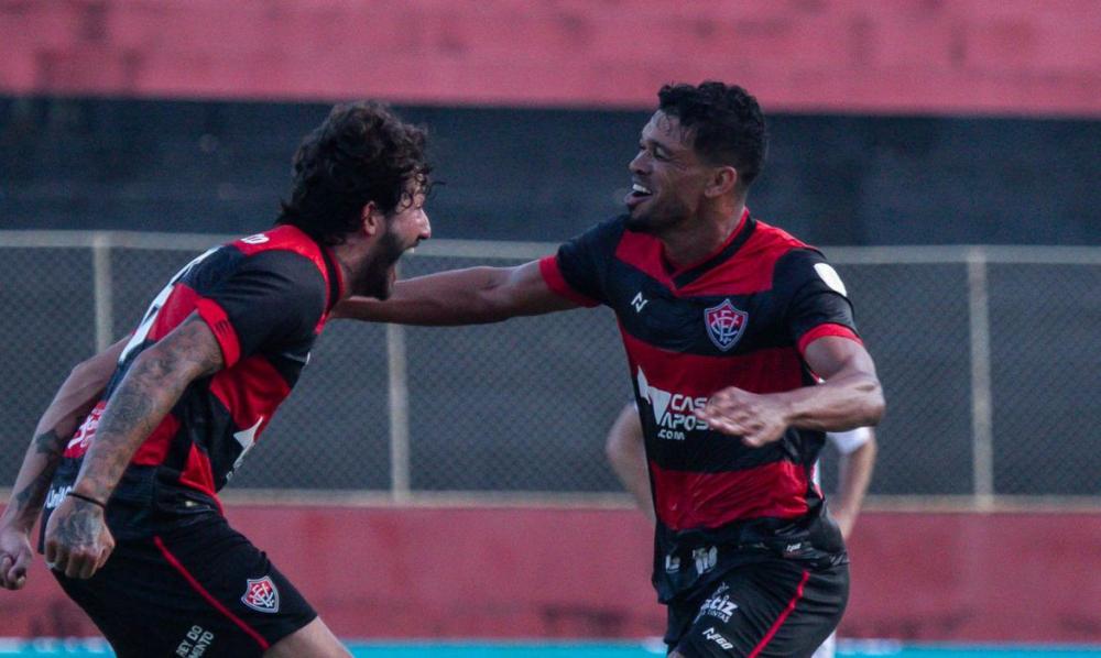 Vitória derrota Santa Cruz na abertura da Copa do Nordeste 