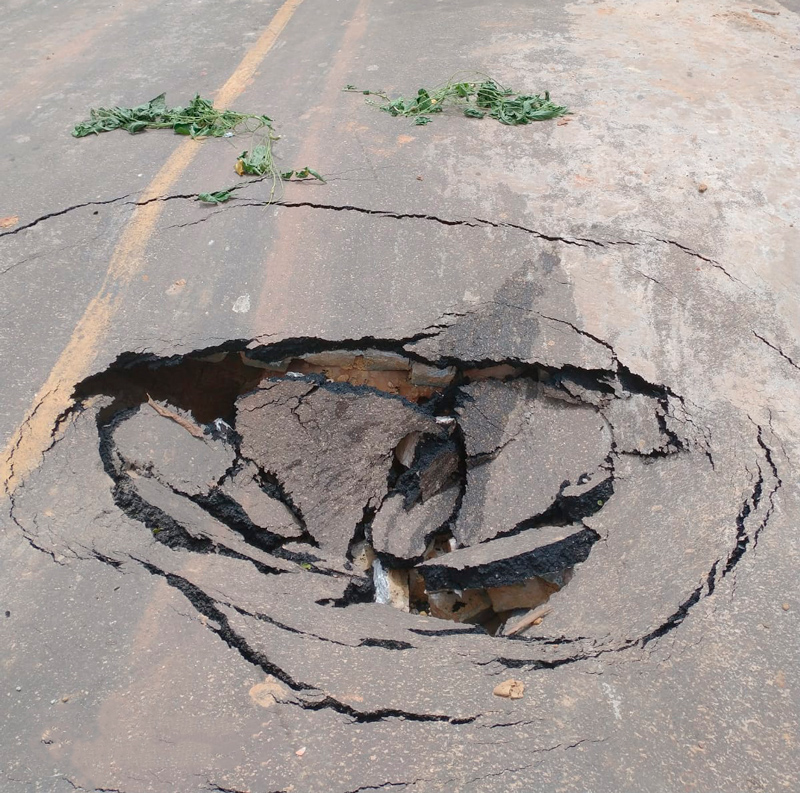 Rompimento de adutora em rua de Mata causa grande vazamento de água; FOTOS
