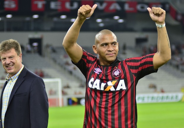 Em fim de contrato no Athletico, Walter compartilha vinda para o Vitória em redes sociais