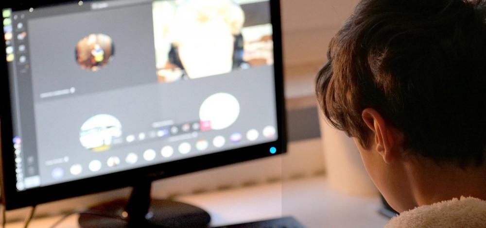 Hackers invadem aula remota e exibem vídeo pornô para alunos de colégio na Bahia
