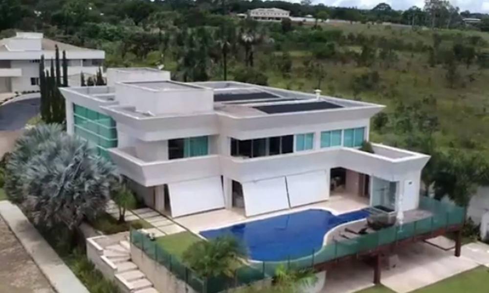 Flávio Bolsonaro compra mansão em Brasília por R$ 6 milhões
