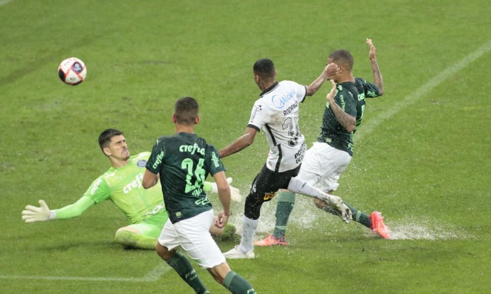 Desfalcados e molhados, Corinthians e Palmeiras não saem do empate 