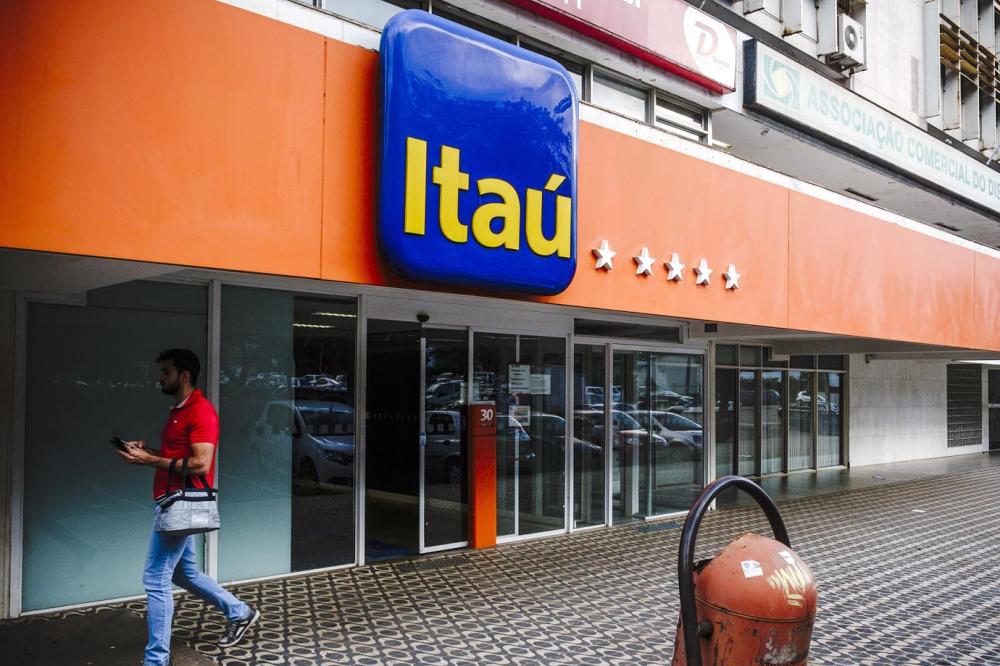 Itaú demite 50 funcionários que pediram auxílio emergencial