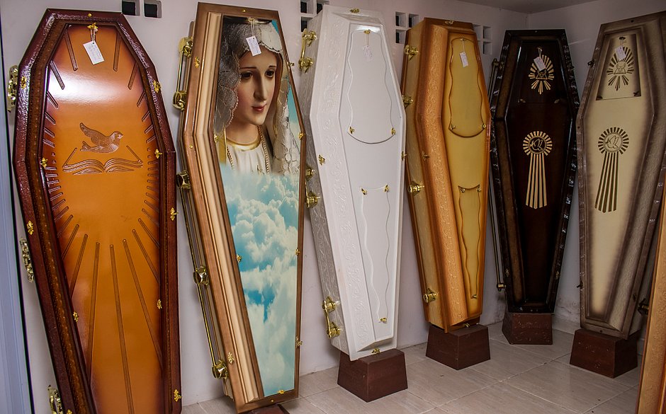 Fabricantes de urna funerária alertam para risco de desabastecimento na pandemia