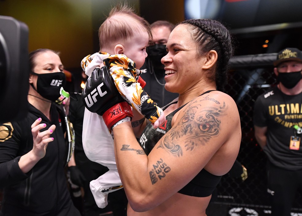 Amanda Nunes atropela adversária e mantém cinturão do UFC