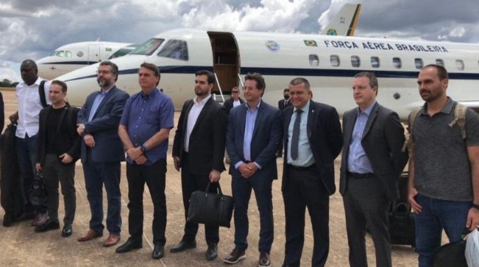 Comitiva sai sem máscara do Brasil e aparece com máscara ao chegar a Israel