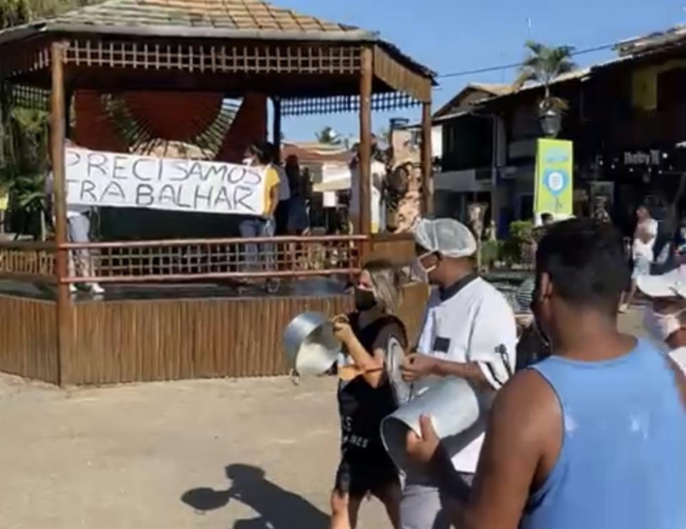 Comerciantes de Praia do Forte fazem “panelaço” contra a ampliação do Lockdown 